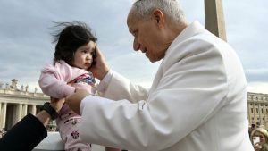 Paus Leo XIV verrast iedereen: traditionele uitstraling verbergt progressieve visie zoals Franciscus