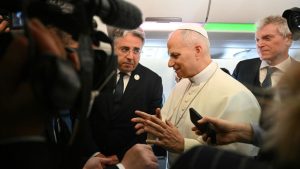 Paus weigert te zwijgen na Trump-kritiek: ‘Oorlog blijf ik veroordelen