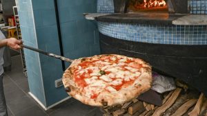 Pizzakoeriers Amsterdam-Zuidoost verliezen hun avondeten aan hongerige dieven