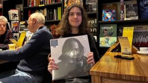 Platenzaken brengen luistersessies terug – wat muziekliefhebbers nu ontdekken