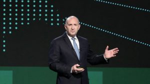 Pro-Russische oud-president wint terrein terwijl Bulgaren massaal naar stembus trekken