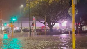 Recordregen zet Nieuw-Zeelandse hoofdstad compleet onder water – bewoners geëvacueerd