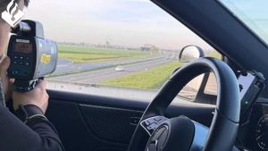 Rijinstructeur verliest eigen rijbewijs nadat hij leerling opdraagt harder te rijden