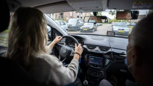 Rijinstructeurs durven niet meer bepaalde routes te rijden door agressie tegen lesauto’s