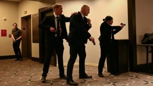 Schutter valt Correspondent’s Dinner binnen, Trump direct geëvacueerd naar veilige locatie