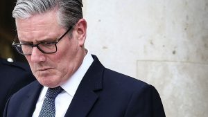 Starmer woedend over Mandelson doordrukken, maar waarom blijft iedereen hem aanvallen?