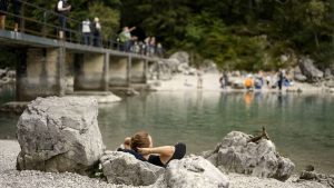 Stijgende prijzen dwingen Nederlandse gezinnen tot vakantie in eigen land tijdens meivakantie