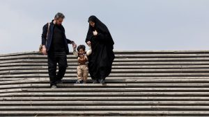 Terwijl miljoenen Iran ontvluchten, vertelt deze vrouw waarom zij weigert te vertrekken