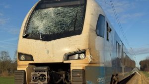 Trein knalt vol op boom bij Raalte: hoe kon dit gebeuren zonder gewonden?