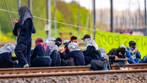 Treinen rijden niet meer: activisten leggen cruciale goederenlijn Betuweroute volledig plat