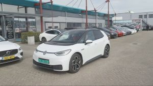 Tweedehands elektrische auto’s vliegen de showroom uit sinds benzineprijzen door het dak gingen