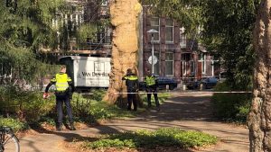 Utrechter zoekt paaseieren en vindt plots gaspistool in tuin: ‘Ik schrok me kapot