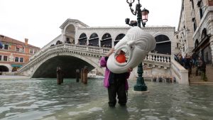 Venetië overleeft zeespiegelstijging, maar bewoners betalen dramatische prijs voor redding