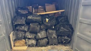 Verhuizers ontdekken 1400 kilo cocaïne verstopt achter hun spullen in Rotterdamse haven