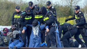 Vijftien activisten opgepakt na blokkade Betuwespoorlijn: wat ging er mis?