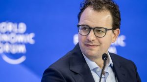 Waarom Anthropic stiekem toch met Biden praat over super-AI terwijl Trump woedend is