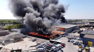Waarom deze papierfabriek in Venlo nog dagenlang kan blijven branden