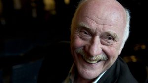 Waarom miljoenen Nederlanders deze stem herkennen zonder zijn naam te weten