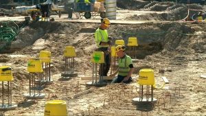 Waarom nieuwe huizen maandenlang wachten op stroom terwijl het net vol zit