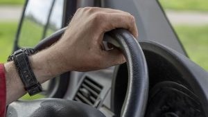 Waarom sterven er plots zoveel meer mannen in het verkeer terwijl vrouwen veilig blijven rijden?