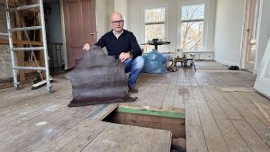 Waarom verstopte iemand tientallen dierenhuiden 80 jaar geleden in dit Meppelse pand?