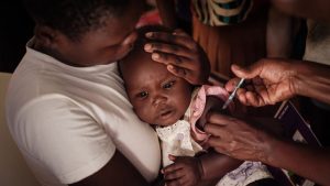 WHO keurt nieuwe malaria behandeling goed die duizenden baby’s kan redden