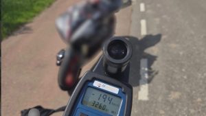 27-jarige motorrijder verliest rijbewijs na 200 km/u race over Brabantse dijk
