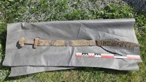 6-jarige Noor vindt 1300 jaar oud zwaard tijdens schoolreisje – archeologen staan versteld
