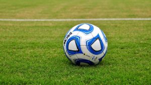 Amateurvoetballers krijgen 42 seconden extra speeltijd na bizarre onderbreking