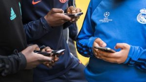 Arnhem slaat alarm: waarom ouders massaal hun kinderen mobiele telefoons ontnemen