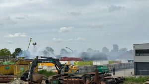 Asbestgevaar legt bedrijventerrein Schagen volledig plat na mysterieuze brand