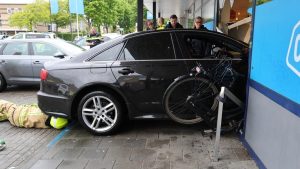 Auto doorbreekt supermarktruit in Wateringen: wat ging er mis bij deze bizarre crash?