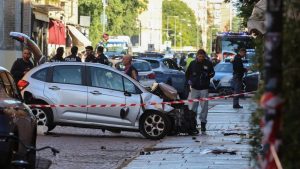 Bestuurder rijdt bewust in op voetgangers in Modena: wat politie ontdekte schokt iedereen