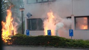Betogers blokkeren brandweer terwijl noodopvang Loosdrecht in vlammen opgaat