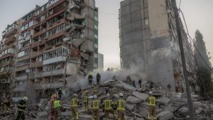 Bewoners vertellen hoe ze ontsnapten toen droneaanvallen appartementencomplex Kyiv deden instorten