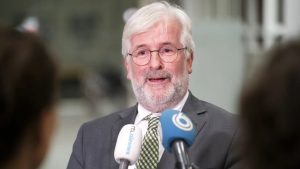 Burgemeester die azc-conflict deed opstappen keert terug na dramatisch fietsongeluk collega