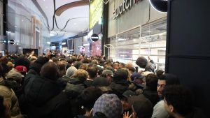 Chaos in winkelcentrum Leidschendam: politie grijpt in na massale run op exclusief horloge