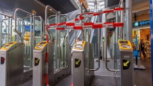 Dodelijk ongeluk station Bijlmer Arena legt complete treinverkeer plat – wat ging er mis?