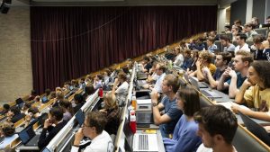 Duizenden oud-studenten in buitenland laten Nederlandse overheid achter met miljoenenschuld