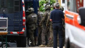 Gijzelnemers Duitse bank ontkomen met kist vol geld – politie start grote klopjacht