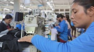 Hoe een oorlog 9.000 km verderop duizenden Cambodjaanse textielarbeiders hun baan kostte