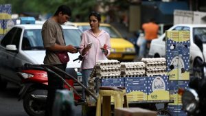 Iraniërs kunnen binnen 24 uur hun boodschappen niet meer betalen door oorlogseffecten