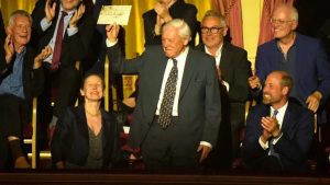 Koning Charles verrast iedereen met geheime rol in David Attenboroughs 100e verjaardagsshow