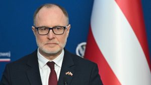 Letse defensieminister neemt ontslag na mysterieuze drone-crash die niemand had zien aankomen
