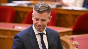Magyar zweert verrassende eed: ‘Ik ga niet regeren maar het volk dienen’ – wat betekent dit?