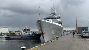 Marineschip Evertsen brengt geheime lading mee terug naar Nederlandse haven