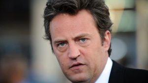 Matthew Perry’s dealer krijgt twee jaar cel: wat er werkelijk gebeurde die fatale nacht