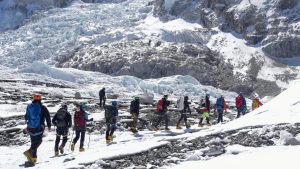 Mount Everest claimt weer een leven, toch staan er duizenden klimmers in de rij