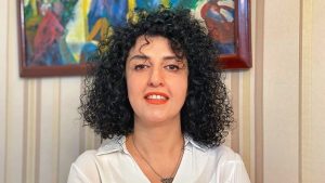 Nobelprijswinnaar Narges Mohammadi verlaat ziekenhuis ondanks zorgen over haar vrijheid