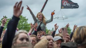 Oerrock draait volledig op zonne-energie ondanks grijze wolken boven festival